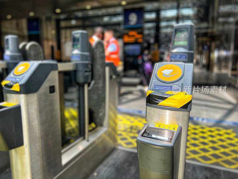 现代电子检票口在火车站，有选择性的重点
