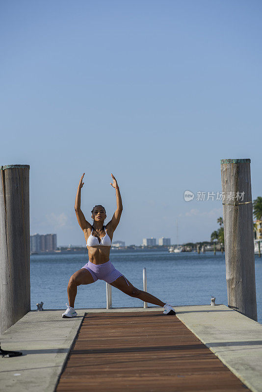 一名非洲拉丁妇女在户外做体育锻炼