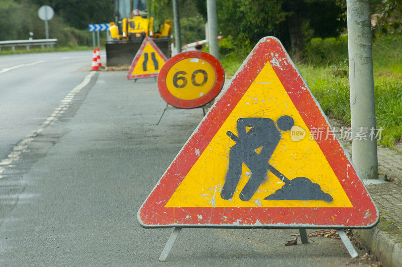 乡村道路前方道路工程、车速限制、狭窄标志、前方危险警告。