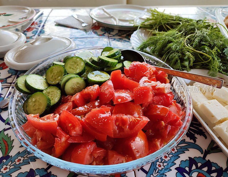 传统土耳其番茄黄瓜沙拉早餐在伊斯坦布尔土耳其