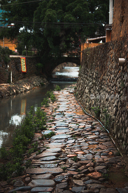 云水窑村沿河的鹅卵石路
