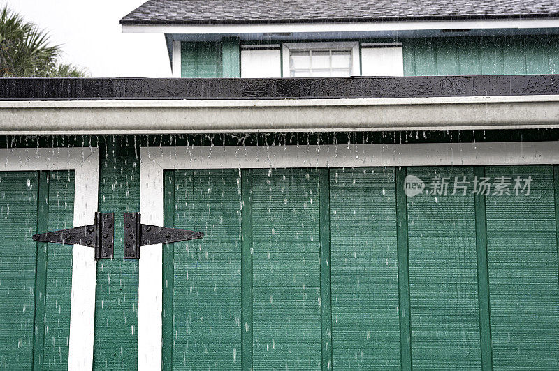 独栋住宅在暴雨期间，有水槽和恶劣的天气