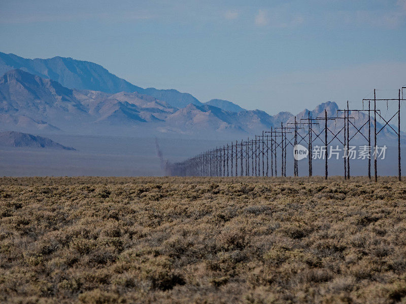 输电线绵延数英里，一直延伸到遥远的内华达沙漠。