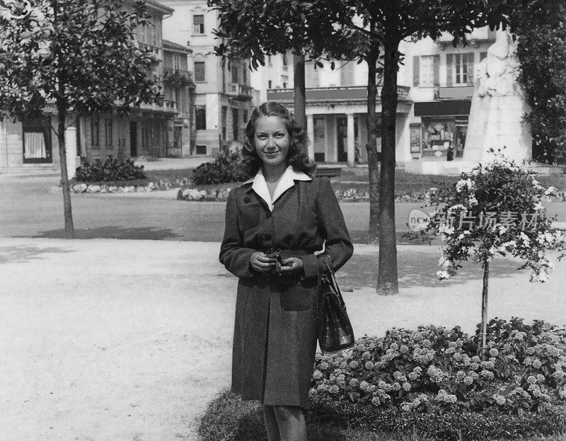 《公园里的年轻女子》，1941年。