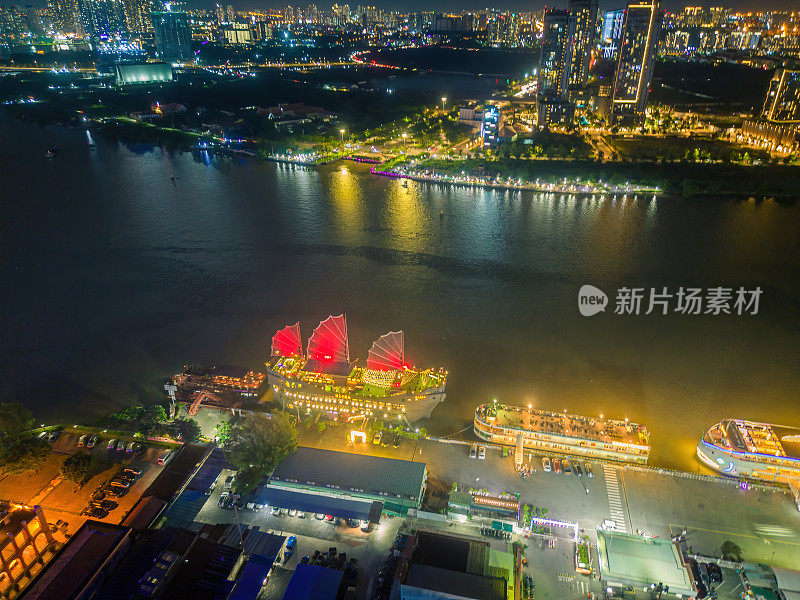 鸟瞰胡志明市的天际线和西贡河、芽荣码头和巴赫当港的摩天大楼。夕阳下多彩的西贡河。