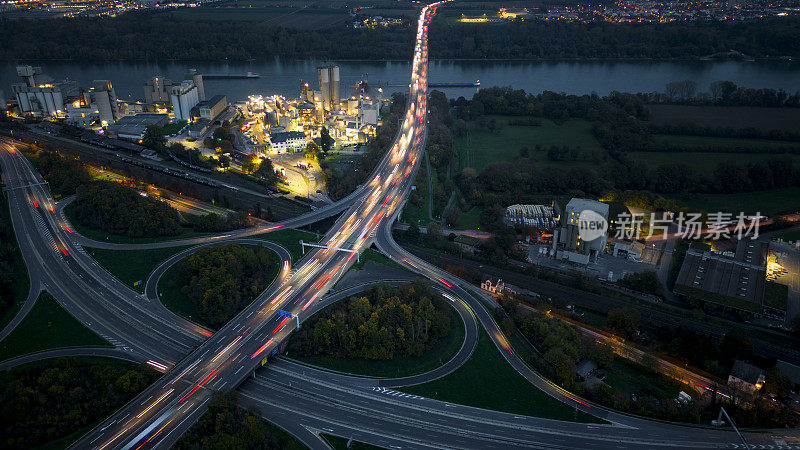 黄昏时的公路交汇处和工业区-鸟瞰图