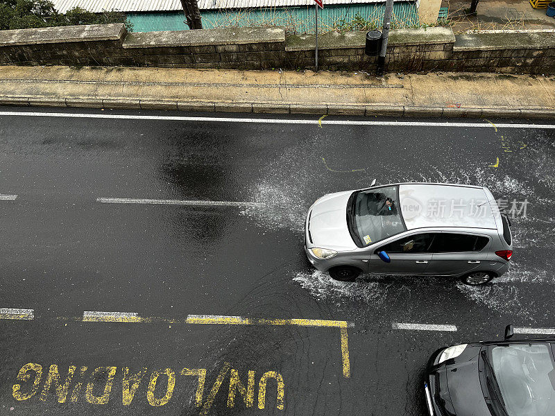 汽车在被洪水淹没的道路上行驶