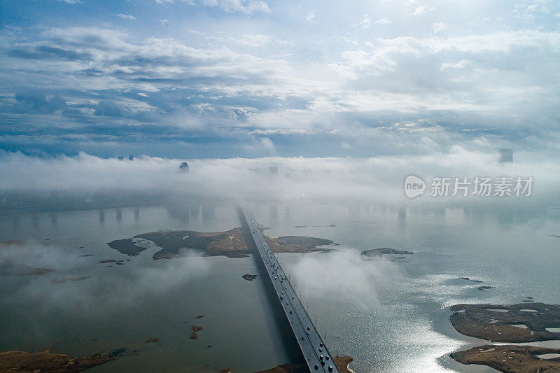 现代城市地标鸟瞰图，平流雾，上海，中国