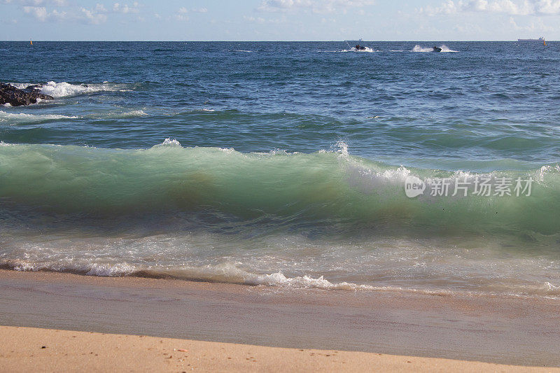 海浪在普拉亚达巴拉，萨尔瓦多，巴伊亚，巴西