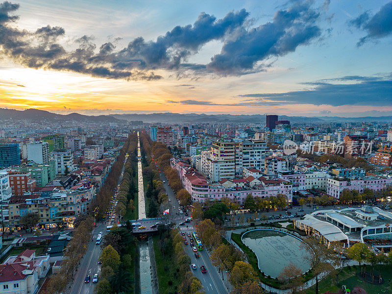 阿尔巴尼亚首都地拉那河日落时的鸟瞰图