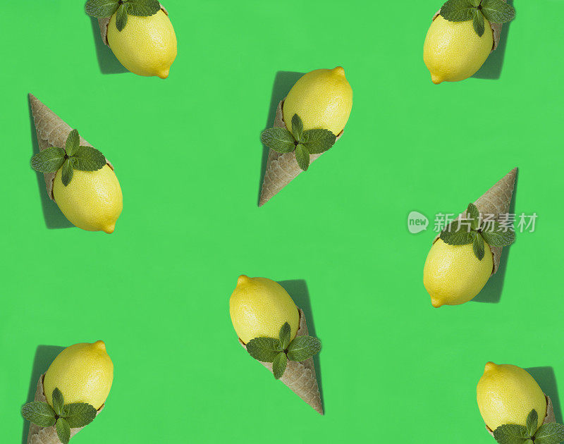 绿色背景的柠檬冰淇淋甜筒。模式。平的。前视图。