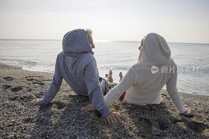 情侣们在海滨海滩上享受海边时光