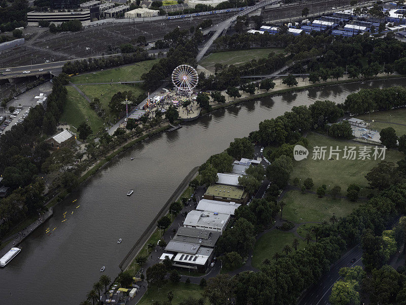 俯瞰河流和城市