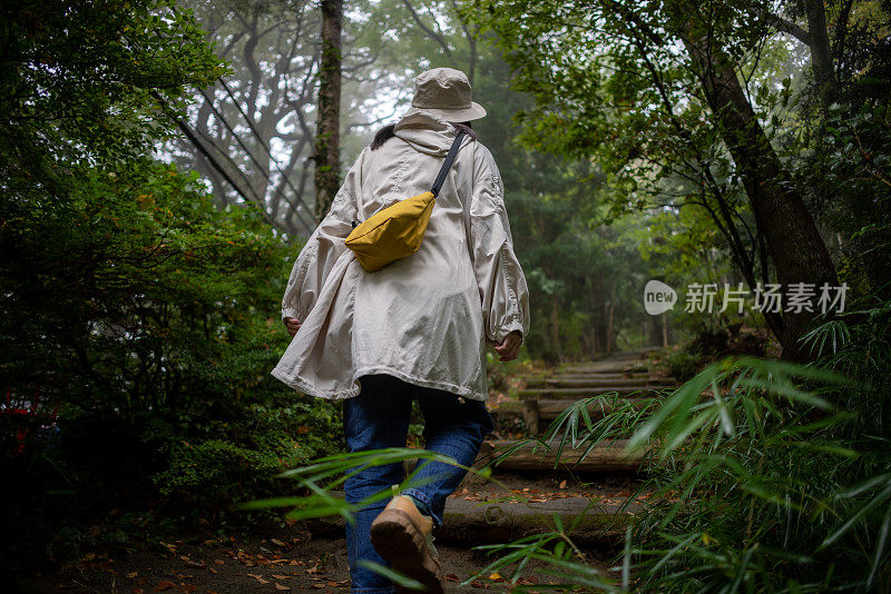 女人在徒步旅行的木制台阶上行走