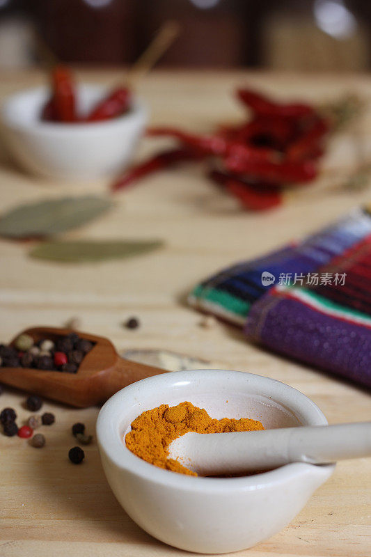 研钵和研杵，姜黄粉和红辣椒