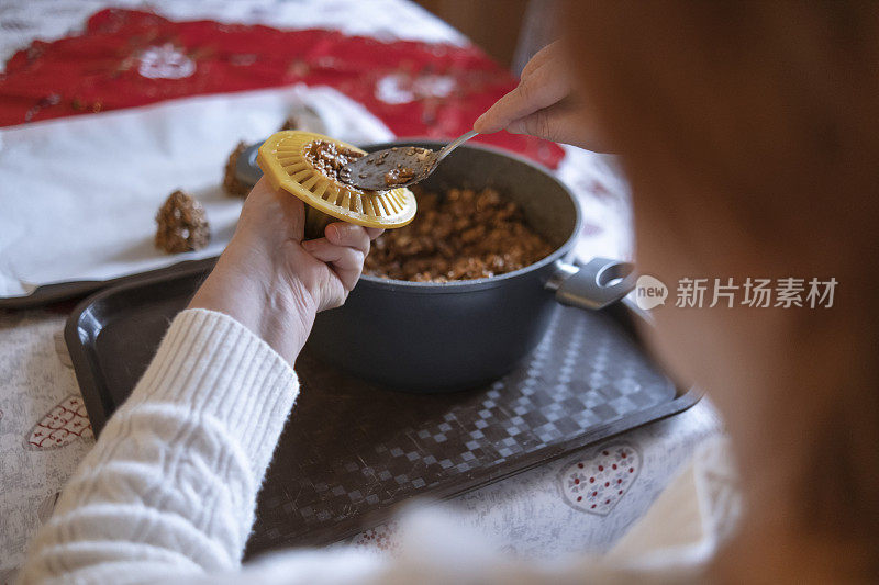 奶奶用手持式柑橘榨汁机挤压甜点