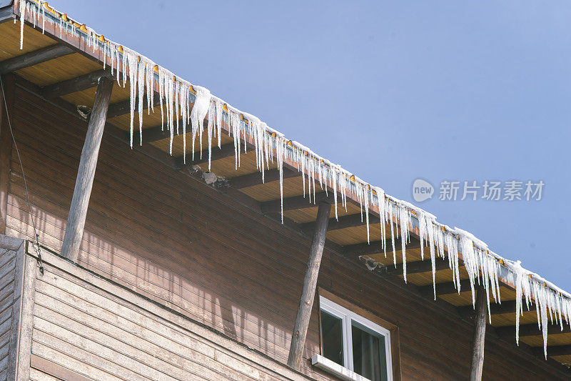雪屋顶上的冰柱