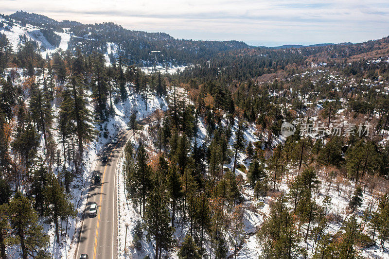 积雪山路