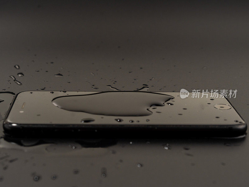 水洒在了智能手机上。智能手机掉进水里了。