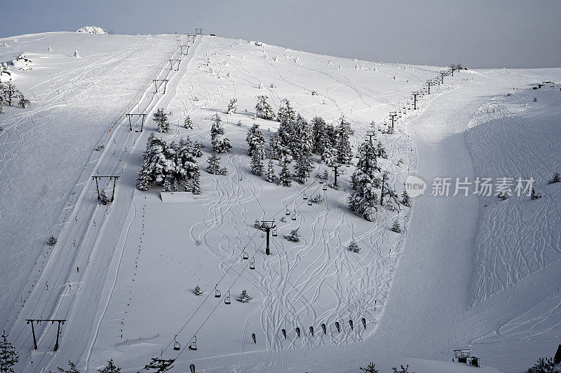 滑雪胜地的山景