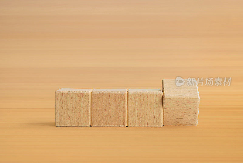 四个空的木制立方体，用于您自己的信息和现代木制背景的图标