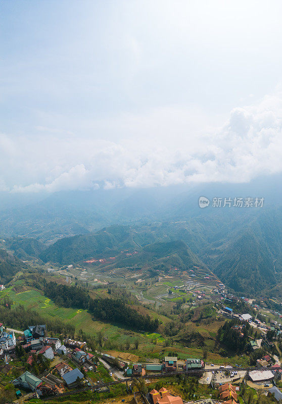 亚洲越南老蔡省萨帕市山城景观鸟瞰图，阳光明媚，夕阳西下，云中山景