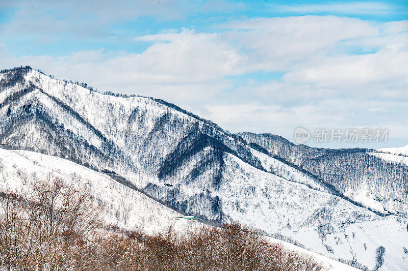 日本白波，白雪皑皑的日本山