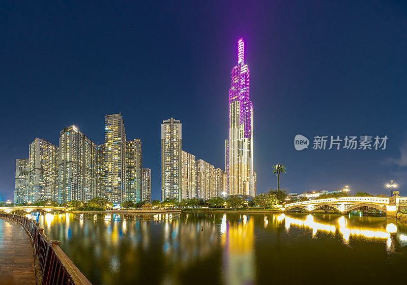 越南胡志明市中心金融区地标81的夜景，这是一座超高的摩天大楼