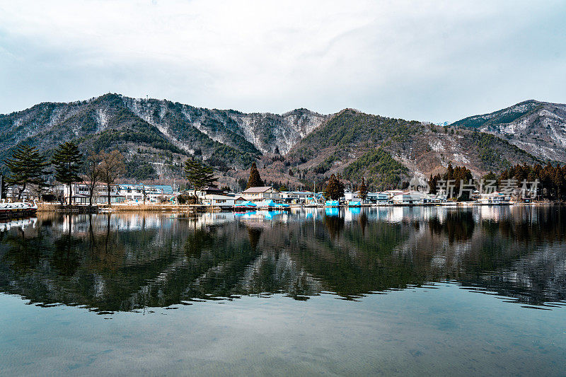 日本长野县大町Kisaki湖的冬季景色