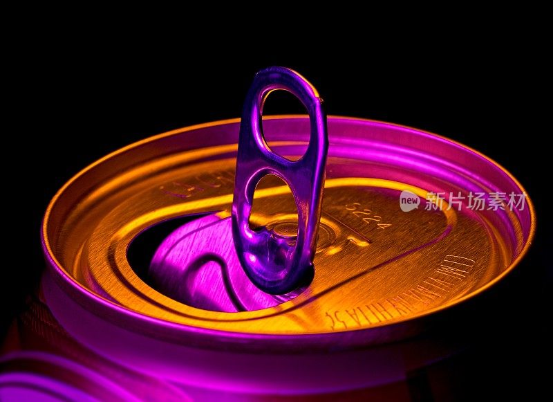 打开铝罐顶灯可以涂上紫色和金色的光