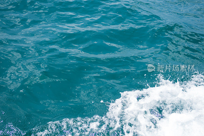 海浪大海背景，白色浪花浪花夏季热带自然，前方抽象蓝色海岸岛透明壁纸，旅游度假旅游假期
