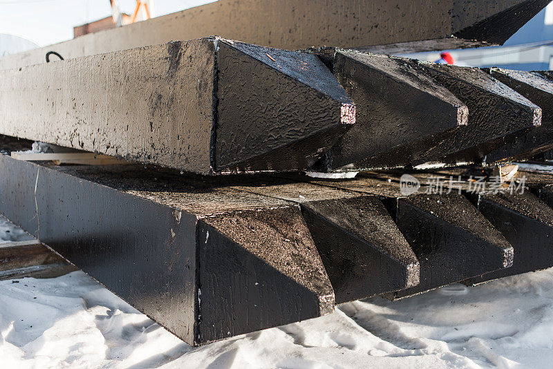 钢筋混凝土桩在工厂内进行防水处理。