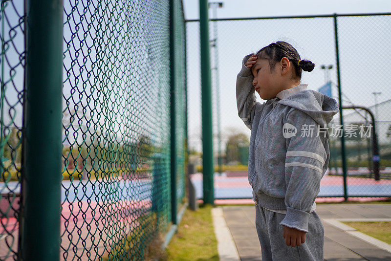 亚洲小女孩渴望参加体育活动