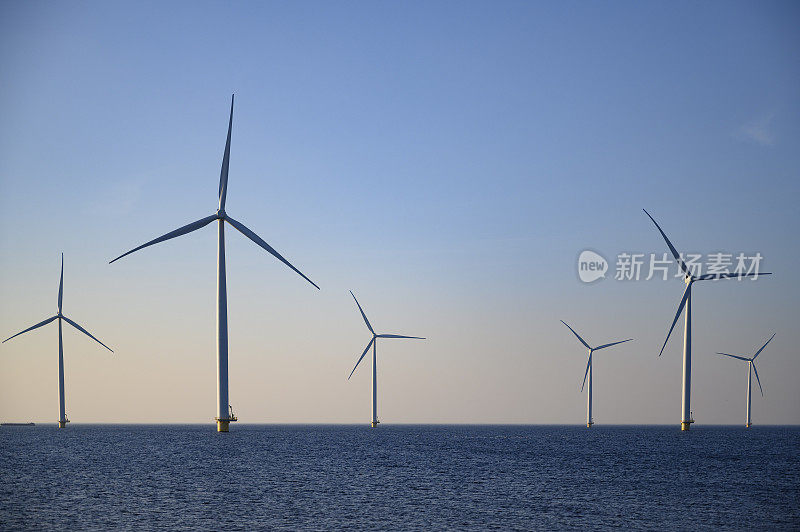 海上风力发电园区的风力涡轮机在日落时发电