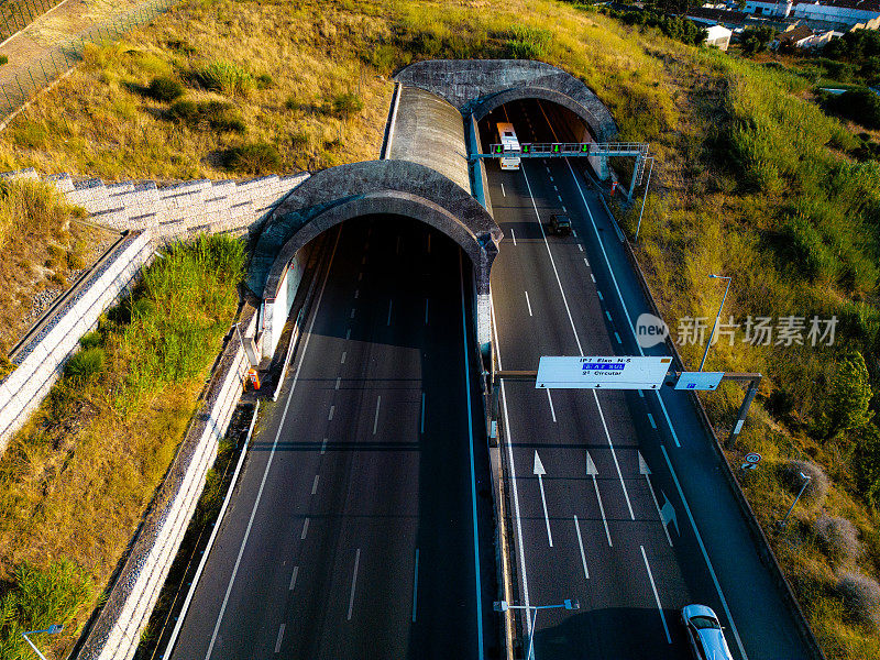 葡萄牙高速公路上通过隧道的循环交通航拍图像