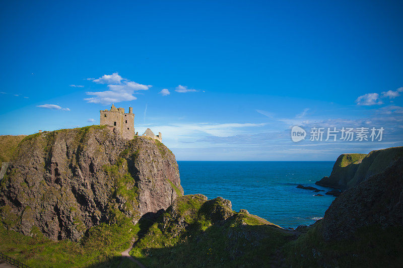 悬崖和岩石的美景，靠近大海和蓝色的大海