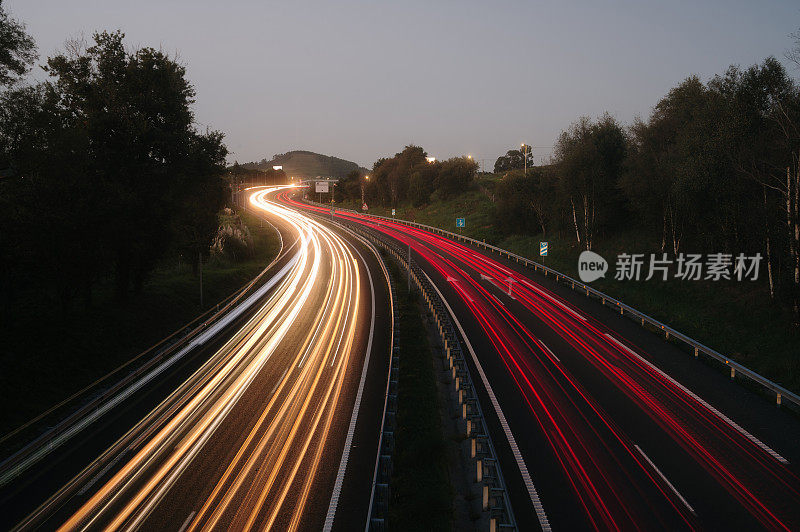 黄昏时分的双车道高速公路