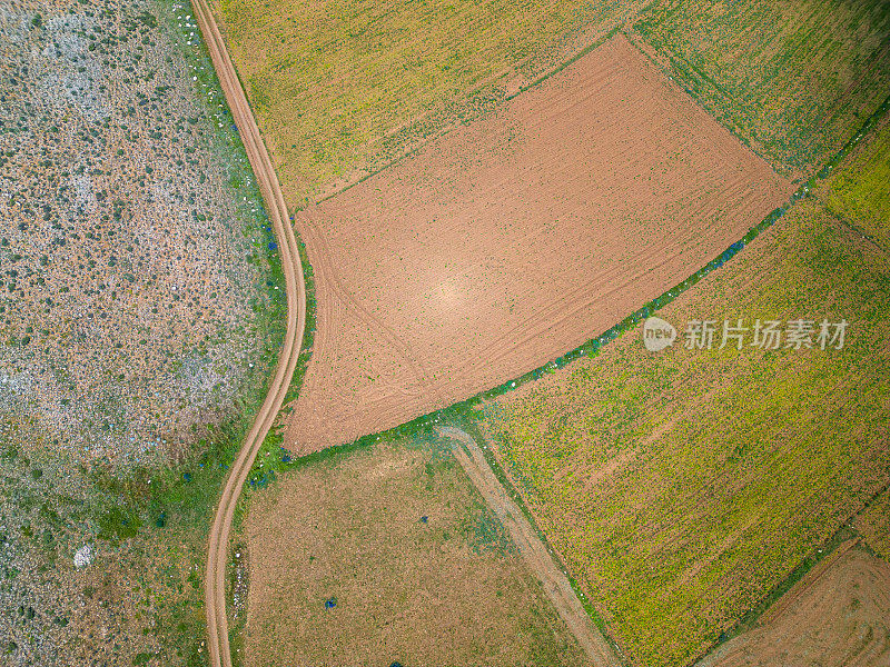 农业区一片片，翻耕种植，鸟瞰无人机拍摄，土路
