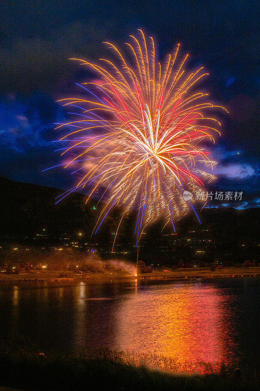 科罗拉多斯普林斯湖的烟花，以派克峰山脉为背景，美国西部的郊区灯光