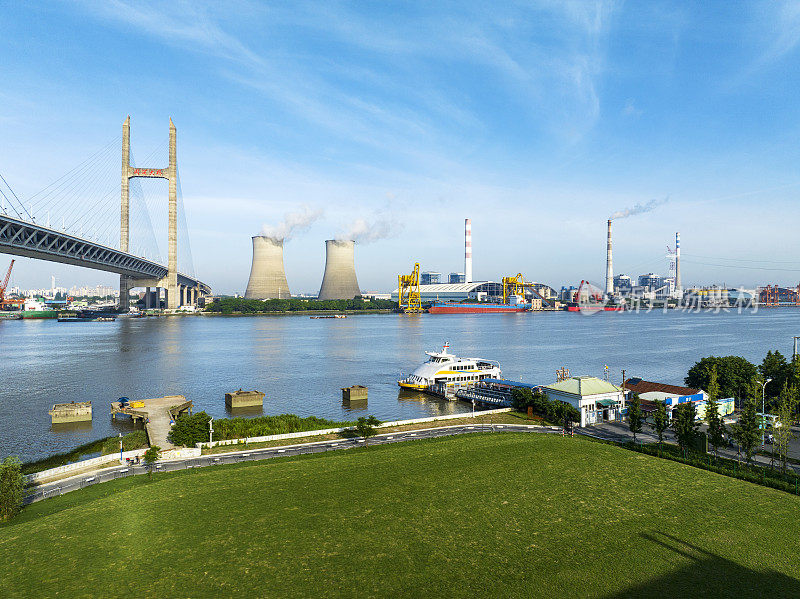 黄浦江上的一个轮渡码头，背景是一个火力发电厂。