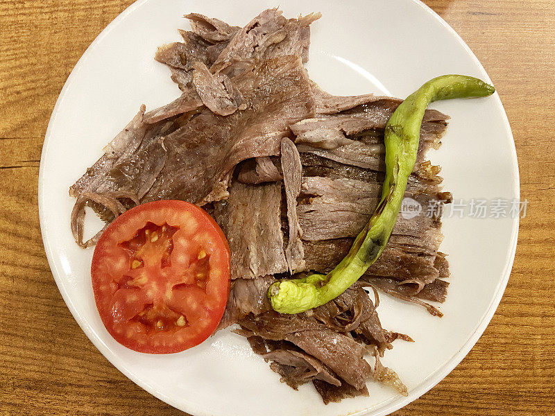 餐厅桌子上的盘子里装着烤肉串