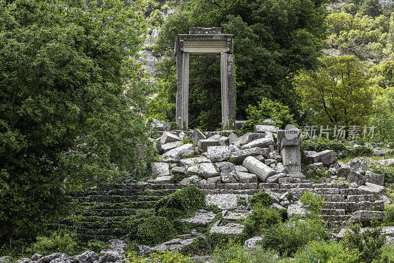 阿耳特弥斯神庙-哈德良神庙和哈德良神庙，位于土耳其安塔亚特梅索斯古城。