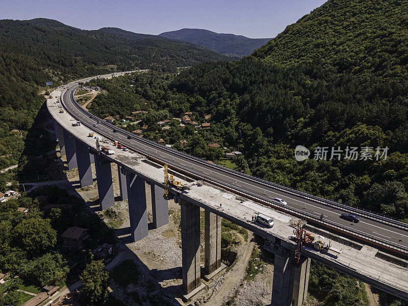 道路建设鸟瞰图。修建新的高速公路。