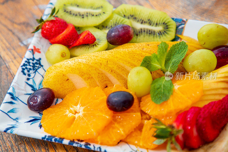 餐厅餐桌上托盘上的水果片特写