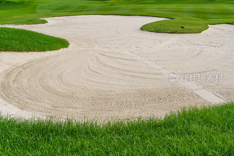 高尔夫球场沙坑沙坑美学背景，作为高尔夫比赛的障碍，以难度求，以掉落球场求美