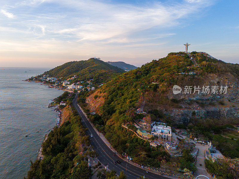 鸟瞰越南凤头市，俯瞰这座宁静美丽的海滨城市，站在凤头市Nho山上的基督雕像后面。