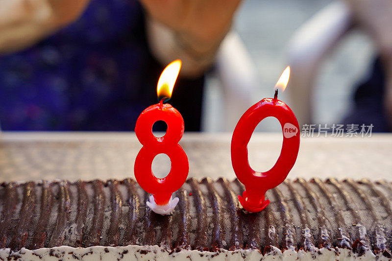 老夫妇举着蜡烛庆祝八十大寿。80岁高龄