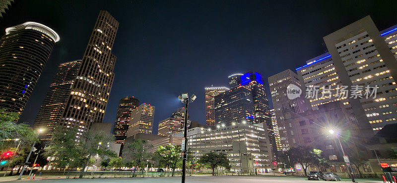 休斯顿市中心夜间建筑的广角镜头