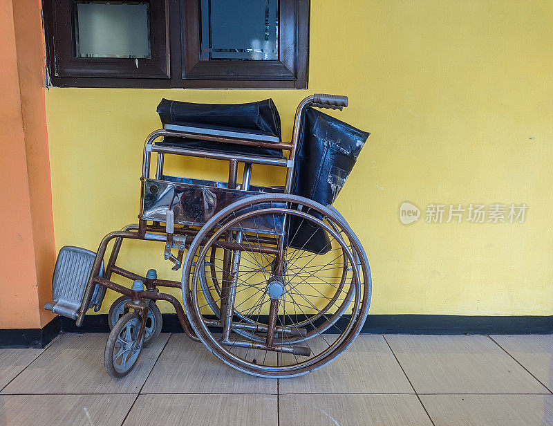轮椅在医院旁边折叠起来