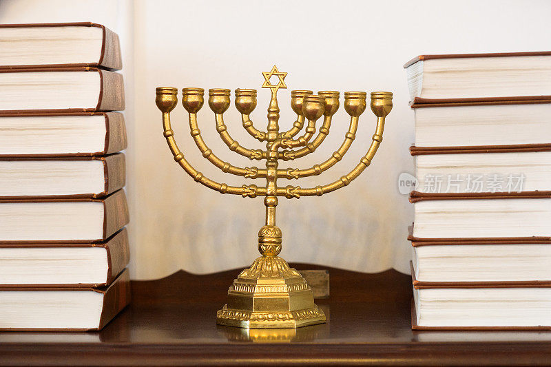 金色光明节烛台烛台与大卫之星之间的犹太律法书